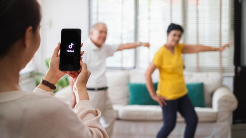 pessoas que participam da campanha re:make do Tik Tok