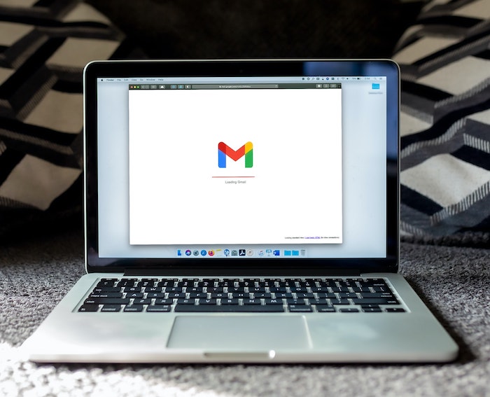 laptop menunjukkan logo email gmail