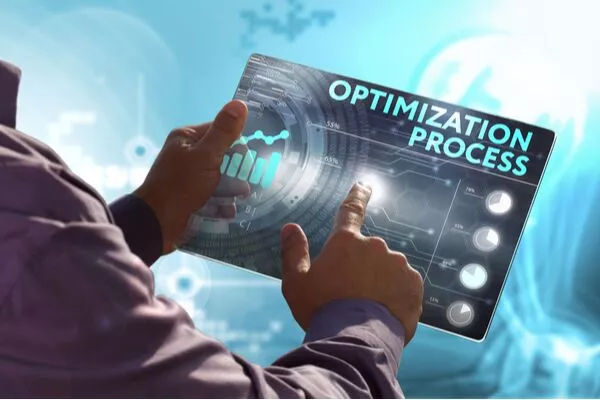 Concept de processus d'optimisation affiché sur tablette