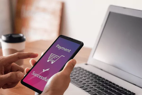 téléphone montrant le paiement approuvé
