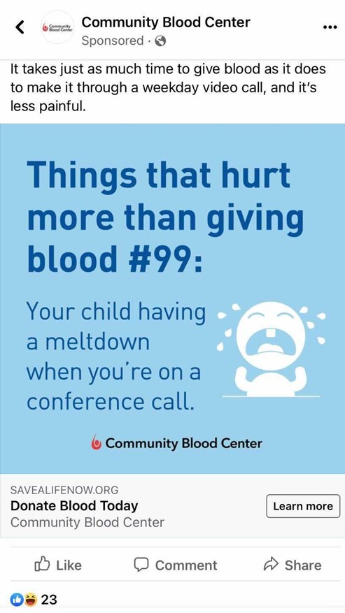 Eine Facebook-Werbung des Community Blood Center, die aus einem Bild mit hellblauem Hintergrund und dunkelblauem Text besteht, der lautet: „Dinge, die mehr weh tun als Blut zu spenden #99: Dein Kind hat einen Zusammenbruch, während du in einer Telefonkonferenz bist.“