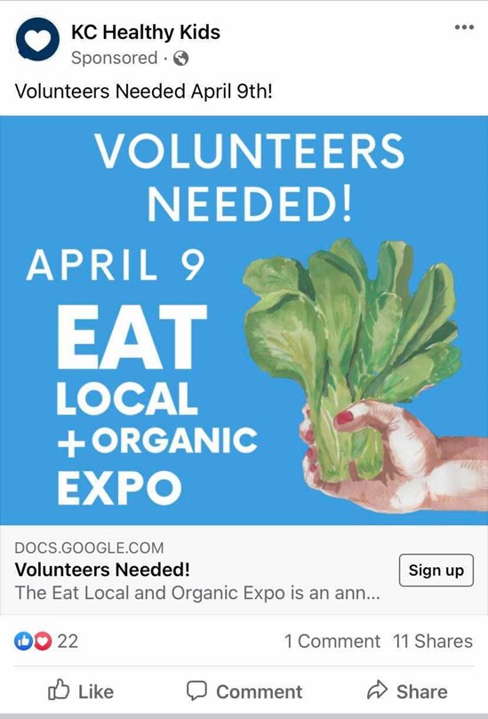Eine Facebook-Werbung von KC Healthy Kids, die ein Bild mit blauem Hintergrund, weißem Text und einem Bild einer Frauenhand mit Salat enthält und „Freiwillige gesucht! 9. April, Eat Local + Organic Expo“ mit einem Aufruf zum Handeln lautet sich anmelden