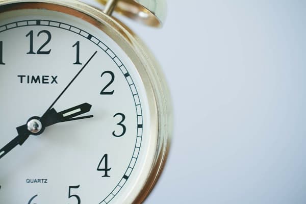 あなたが集中してあなたのモチベーションを更新するのを助けるために一度に1日引用