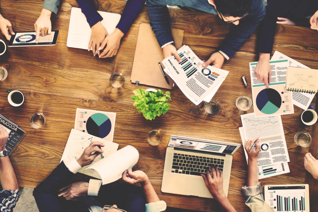 Équipe de gestion de projet travaillant ensemble