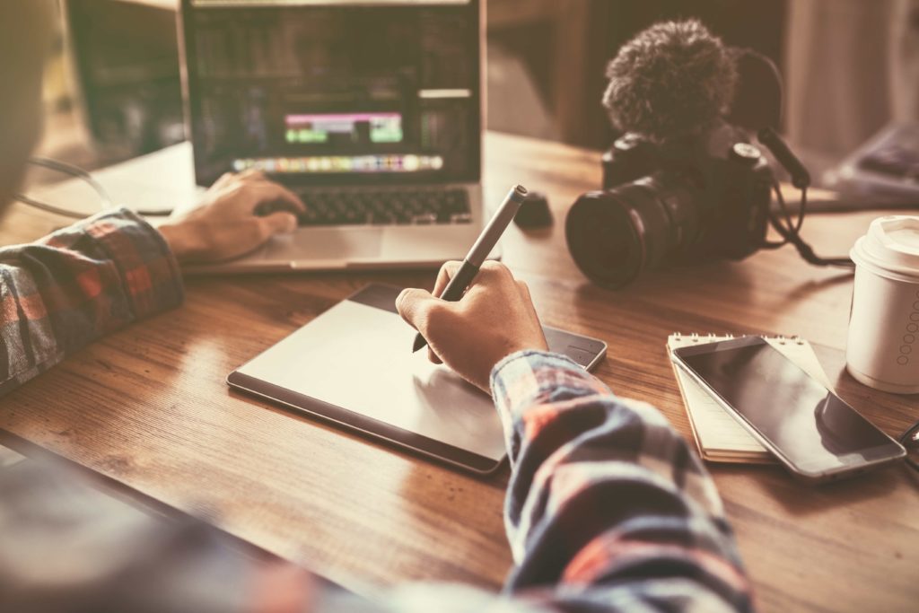 Hombre editando video de marketing profesional.