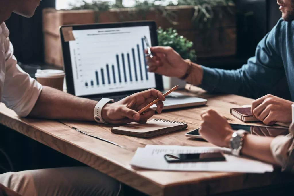 Gruppo di dipendenti che creano una strategia di marketing.