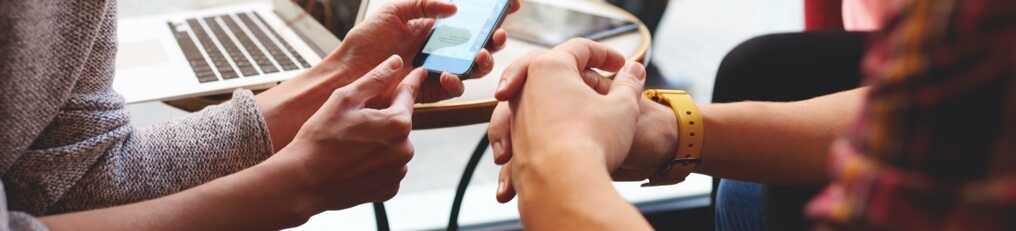 L'équipe commence la vérification de son site Web avec un ordinateur portable et une réunion.