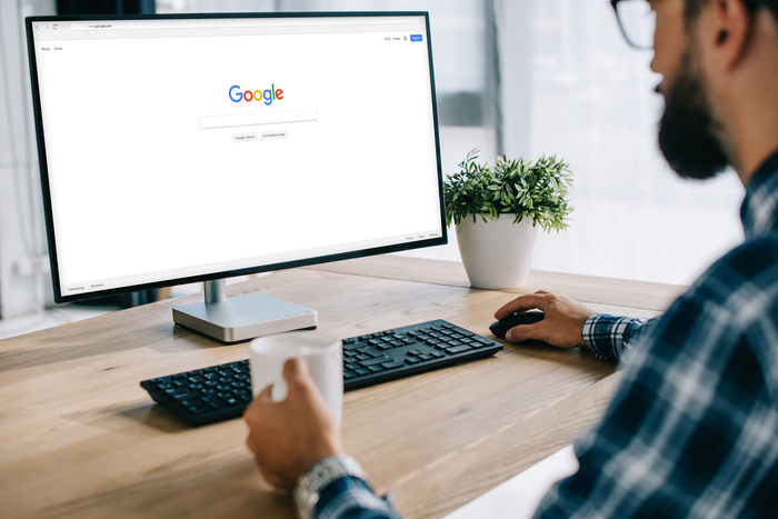 شخص على الكمبيوتر جاهز لكتابة بحث في Google