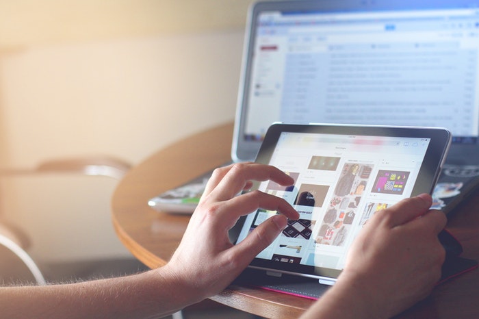 Person, die eine E-Commerce-Website auf einem Tablet verwendet