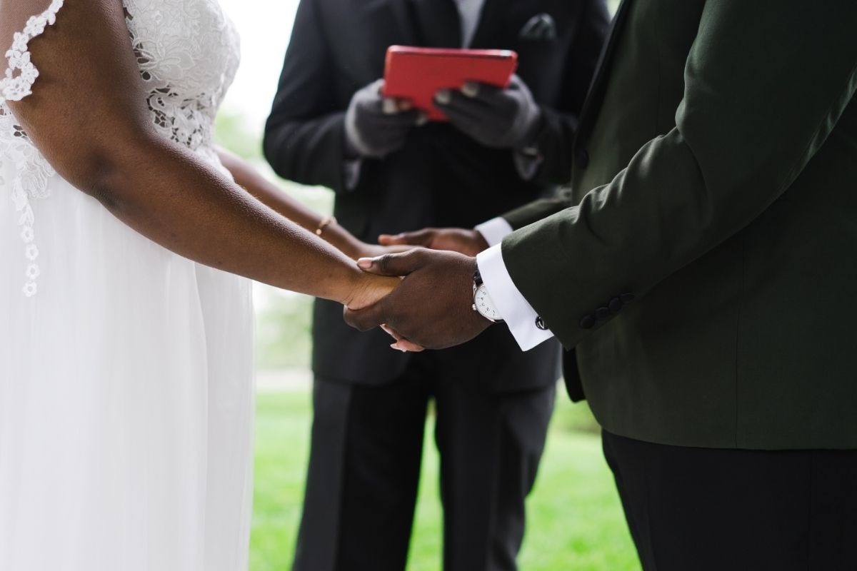 結婚式の司式者になるために最も適しているのは誰ですか？