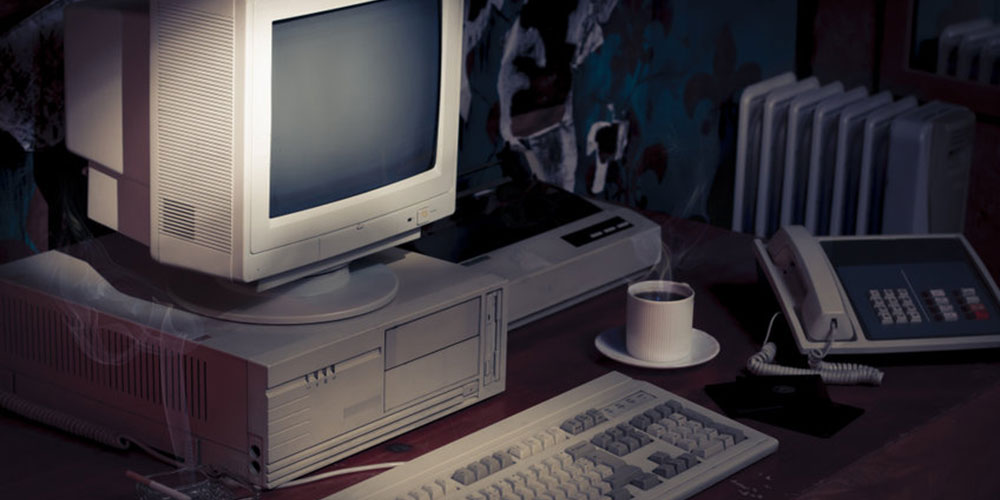 Der alte PC-Computer des introvertierten Unternehmers auf dem Schreibtisch