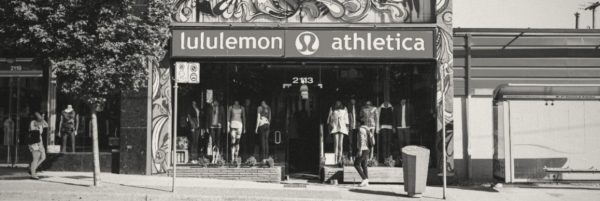 Czarno-białe zdjęcie frontu sklepu lululemon