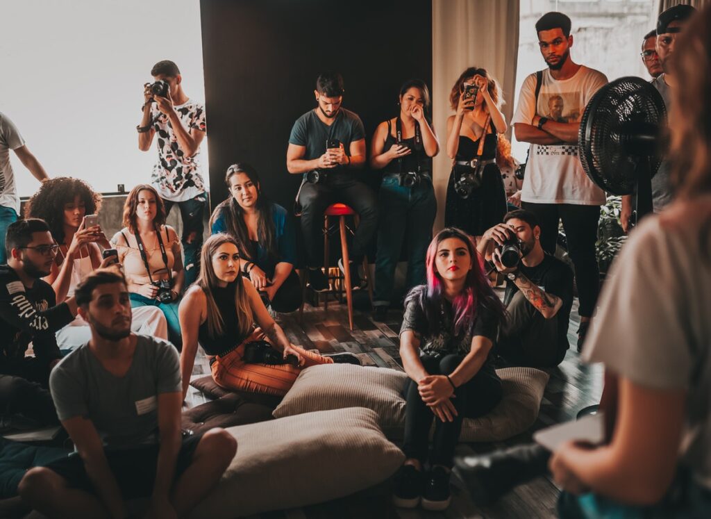 Grupa ludzi diverse group of people or fans