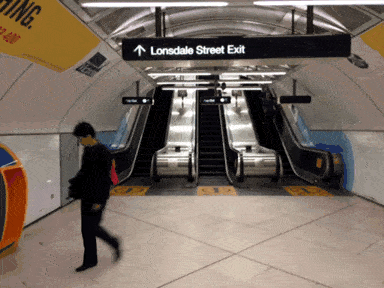 Sehen Sie sich an, wie sich die Rolltreppe bewegt, während die Person still steht.