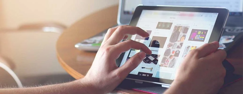 Orang yang menggunakan iPad untuk berbelanja barang