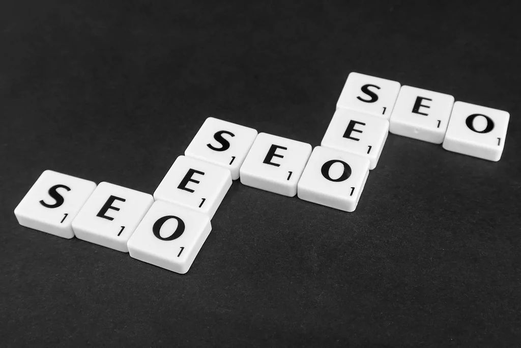 Potongan Scrabble diatur untuk mengatakan SEO