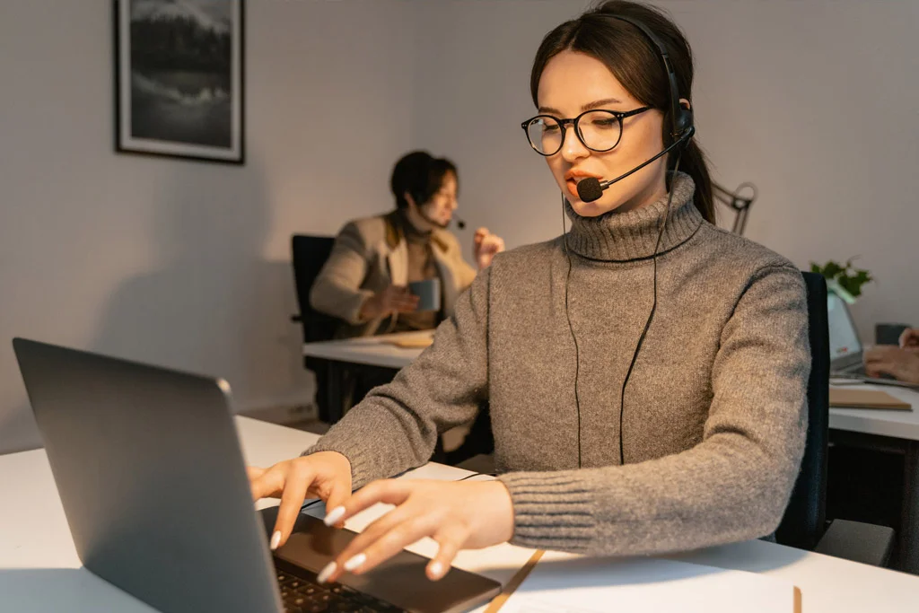 Orang di komputer dengan headset aktif