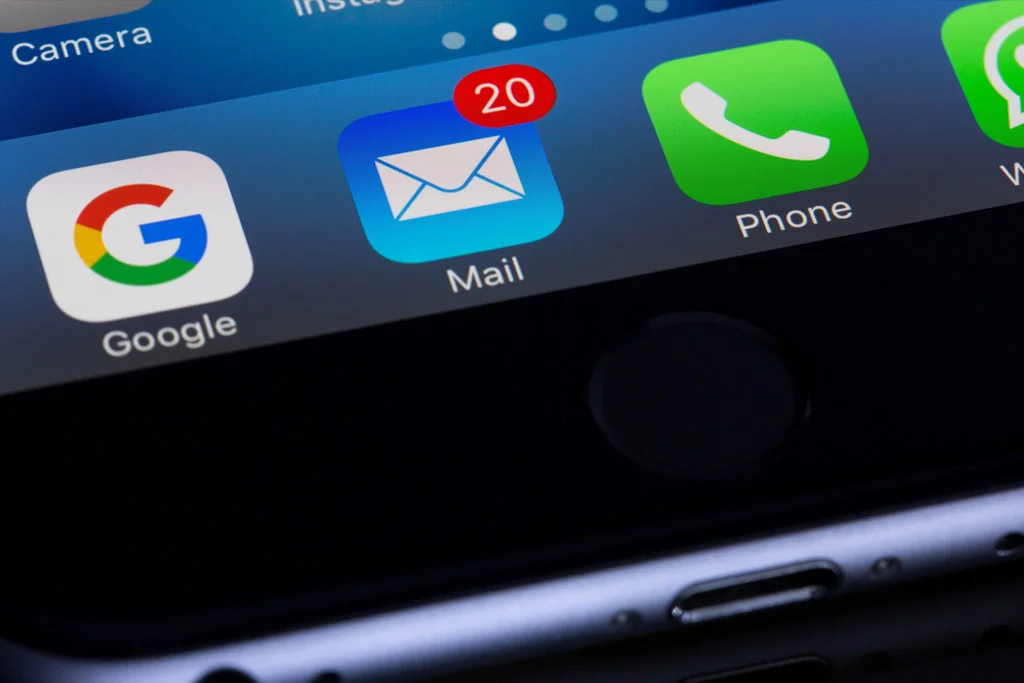 iPhone dengan aplikasi email di dok