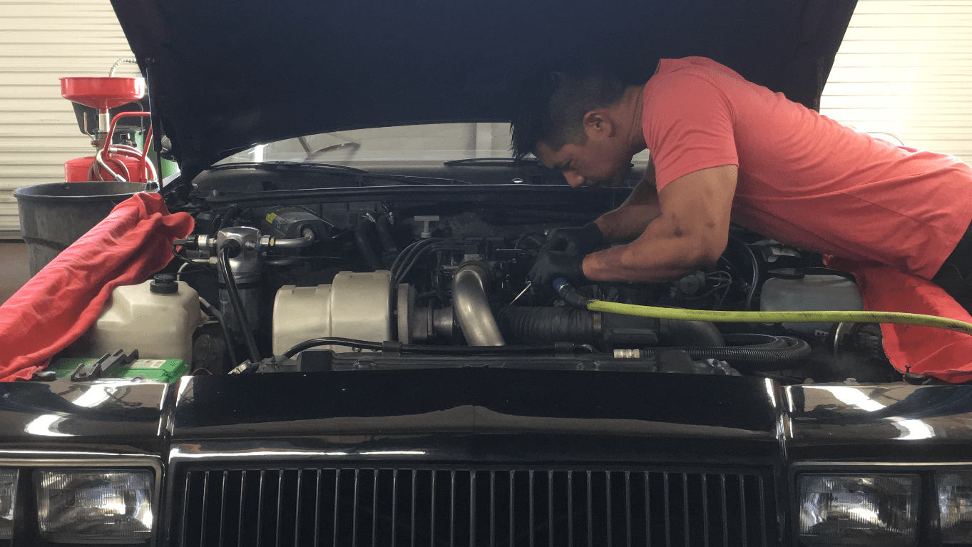 meccanico che lavora sull'auto