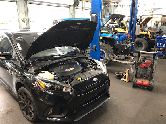 officina di riparazione auto con auto