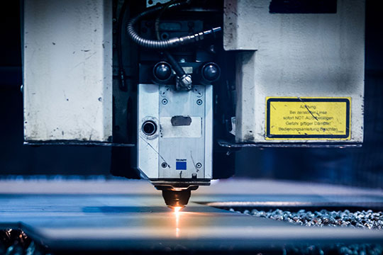 laser-cutting-mesin-plasma-pabrik-industri-produksi-logam-baja-tempat kerja-keselamatan