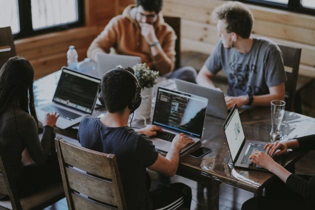kantor-meja-tim-rapat-kerja-diskusi-pengembang-programmer