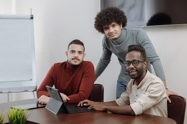 Kerja-Bisnis-Startup-Kolaborasi-Kerjasama-Rapat-Kantor-Tim-Reputasi