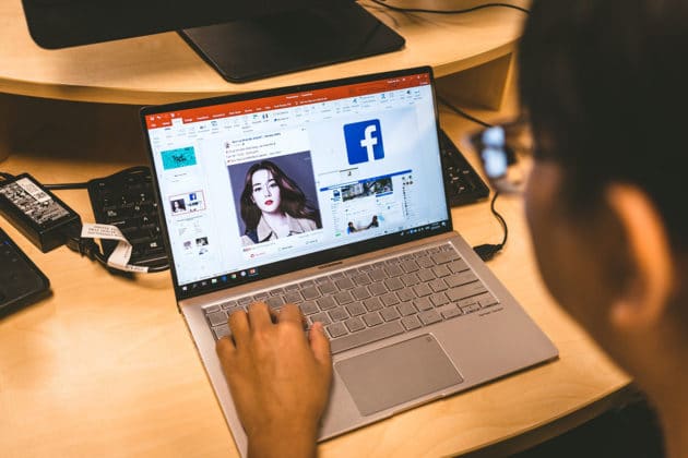 笔记本电脑-电脑-办公桌-powerpoint-facebook-office-marketing