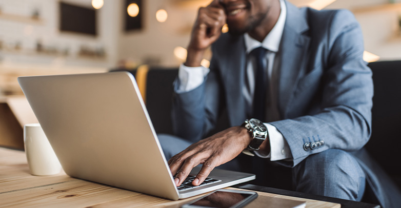 B2BマーケティングのためのSEO Person working on B2B SEO