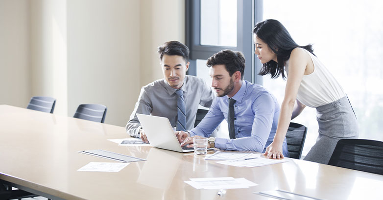 B2Bマーケティング戦略 People working at content marketing for B2B