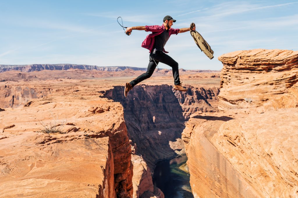 Uomo libero che salta sopra la crepa nella terra - Argomenti per blog motivazionali - Copify blog