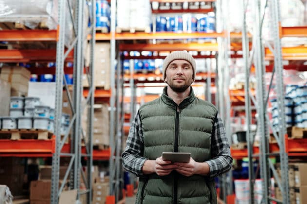 sistem-de-management-depozit-WMS-tabletă-digitală-angajat-logistică-depozit-camera-tehnologie-lucrător