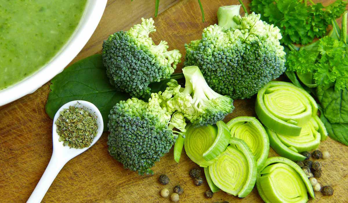 flatlay de brocoli vert, oignons verts, herbes séchées et soupe.