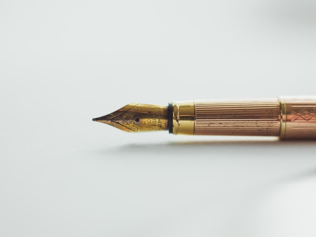 صورة منقار القلم على خلفية بيضاء - 3 أمثلة لسرد القصص - Copify blog