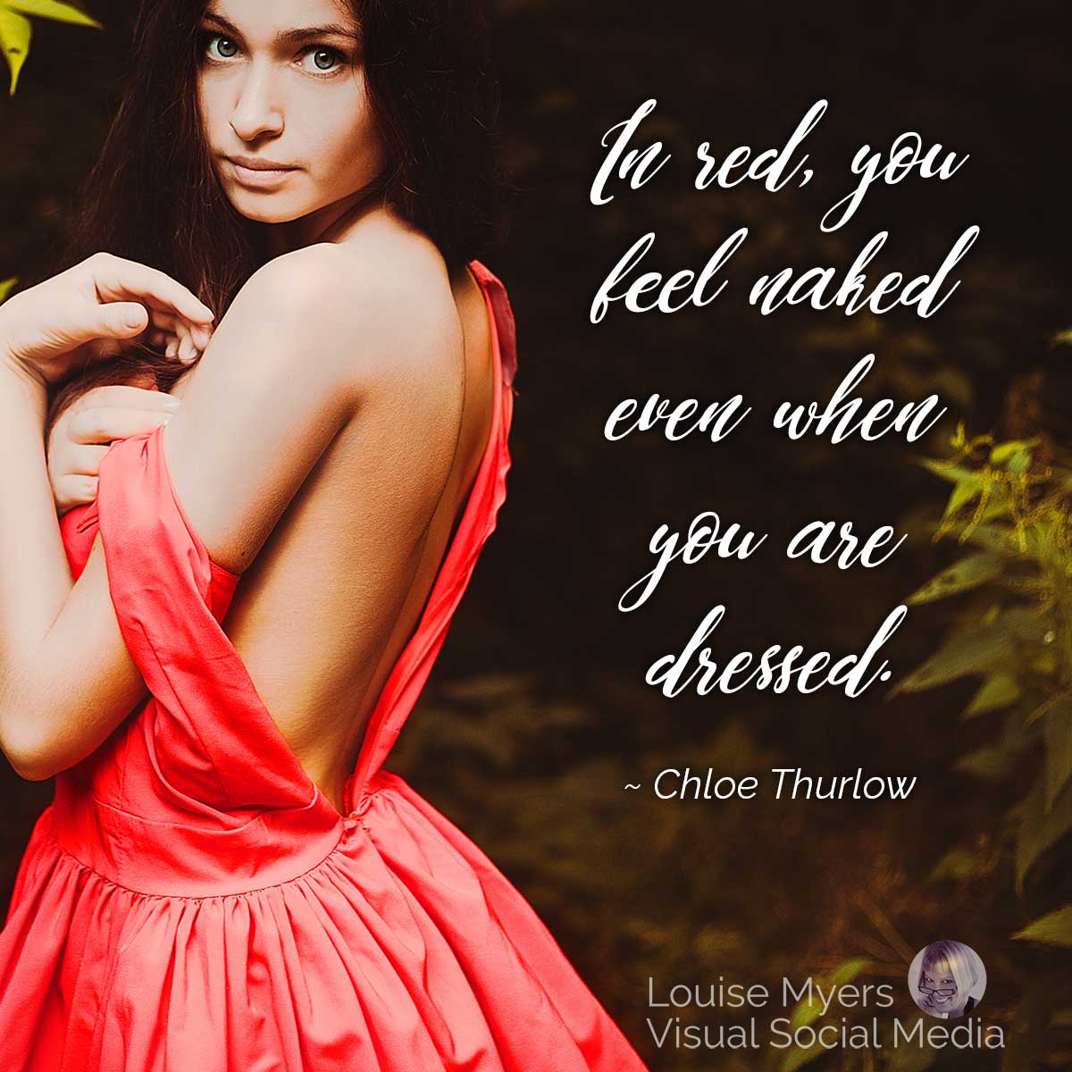 femme timide en robe rouge avec citation, En rouge, on se sent nue même quand on est habillée.