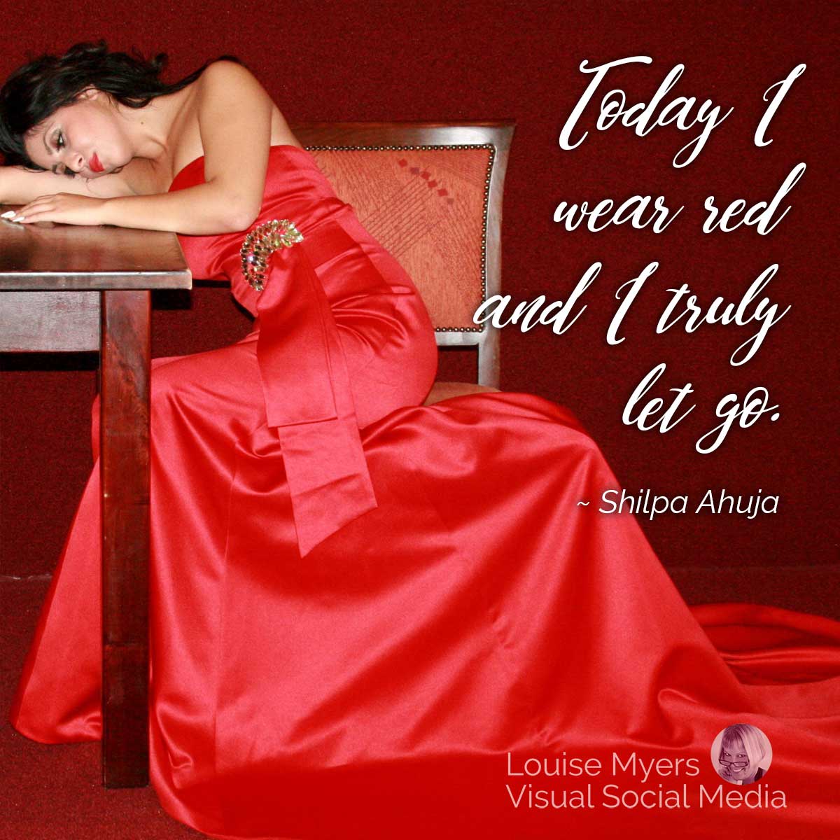 femme en magnifique robe rouge a une citation, aujourd'hui je vais porter du rouge et laisser aller.