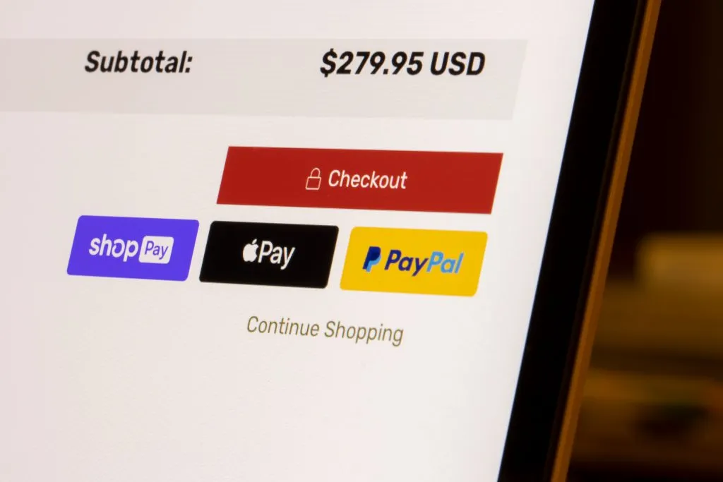 لقطة شاشة لأزرار خيارات الدفع عبر الإنترنت بما في ذلك Paypal و Apple Pay