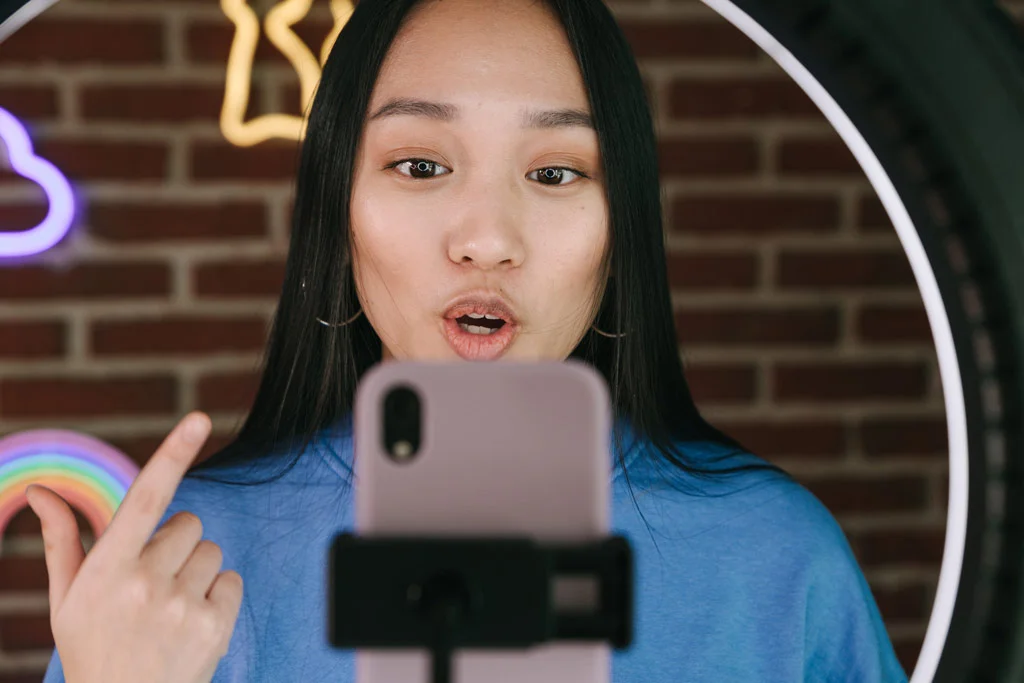 为社交媒体制作 Vlog 的人