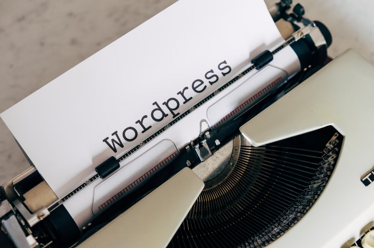 WordPressという単語がタイプライターで書かれた紙が付いたタイプライターの画像。