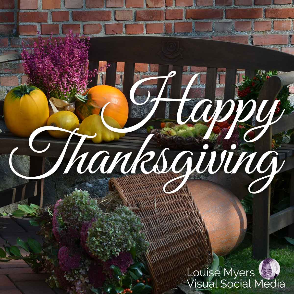 la récolte de courges et de légumes dans un grand panier dit joyeux thanksgiving.