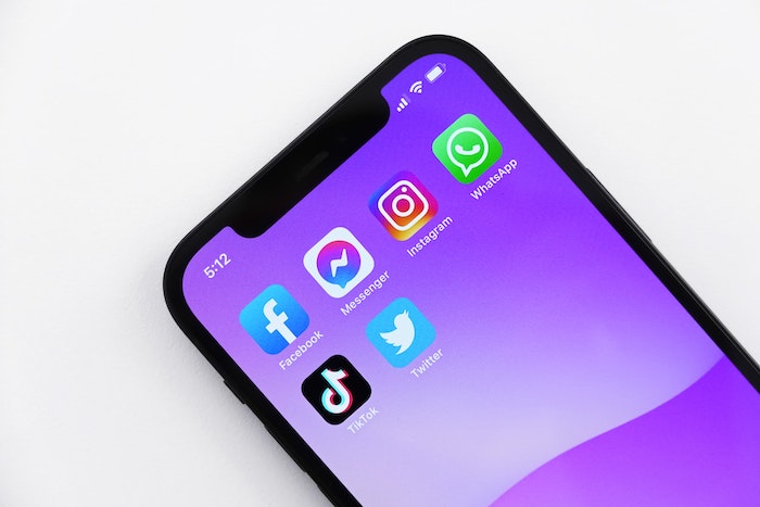 ソーシャルメディアアプリのアイコンとスマートフォンの画面