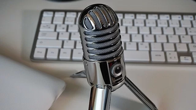 Wie man einen Podcast startet und Geld verdient