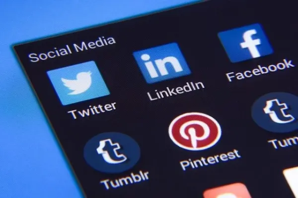 rețelele sociale Facebook Twitter