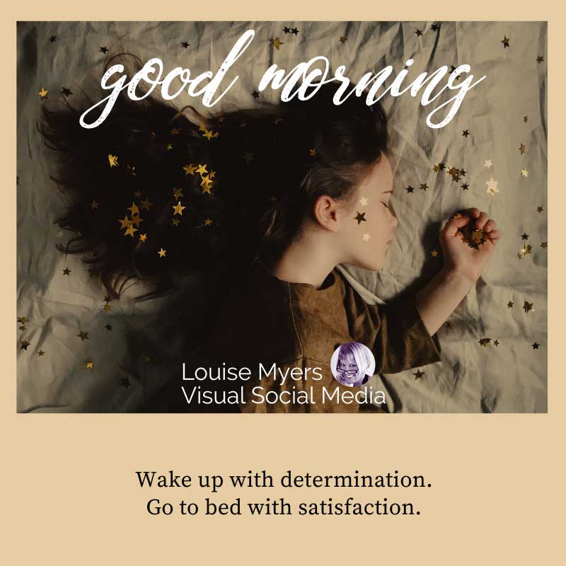 femme se réveillant au lit avec citation Réveillez-vous avec détermination, allez vous coucher avec satisfaction.