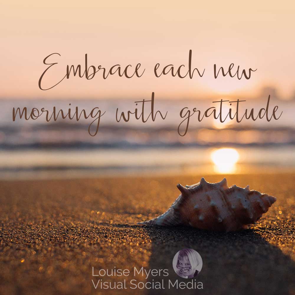 lever de soleil sur la plage avec texte embrasser chaque nouveau matin avec gratitude.