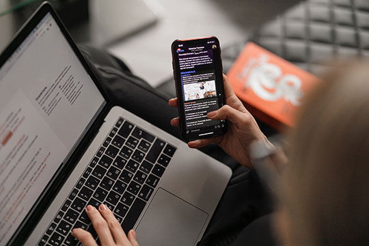 ноутбук-смартфон-мобильный-работа-интернет