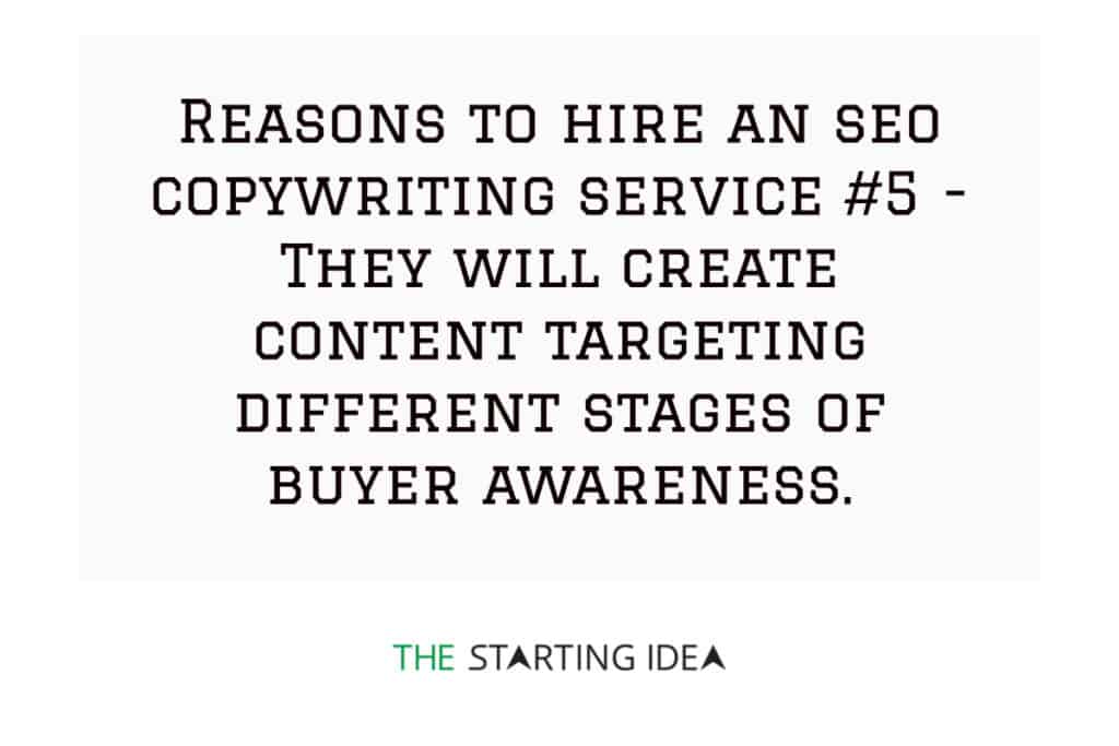 Un grafico con un testo che dice che l'assunzione di un servizio di copywriting SEO può aiutarti a creare contenuti mirati a diverse fasi della consapevolezza dell'acquirente