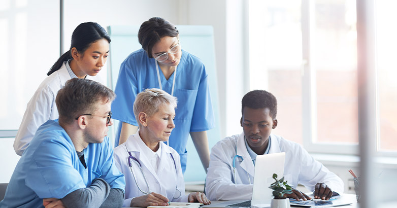 Médicos investigando oportunidades locais de SEO Why doctors should invest in local SEO