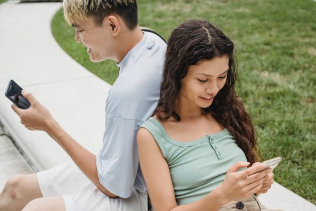 Handy-Smartphone-Sucht-Spiele-Internet-Telefon-Plan