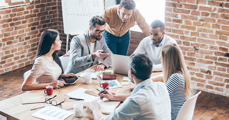 Sebuah tim membahas strategi SEO A team of digital SEO experts